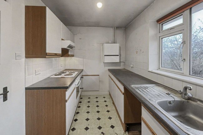 18 Minchin Close, Leatherhead, Surrey, KT22 8BH 4