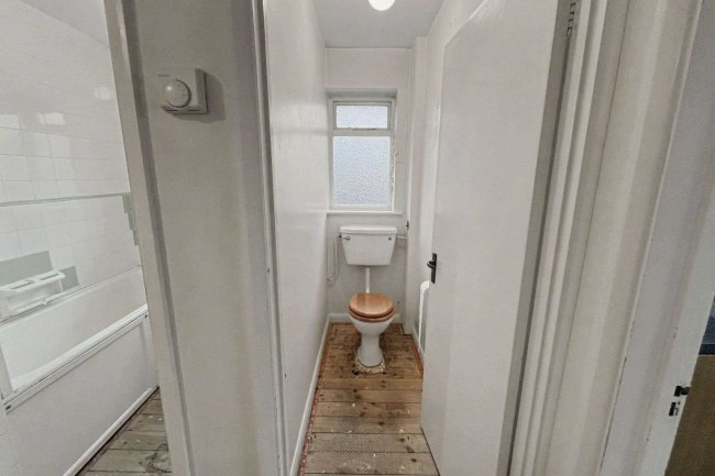 18 Minchin Close, Leatherhead, Surrey, KT22 8BH 4