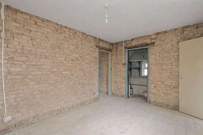 4 London Road, Newport Pagnell, MK16 0AE 6