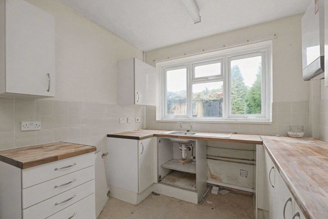 4 London Road, Newport Pagnell, MK16 0AE 6