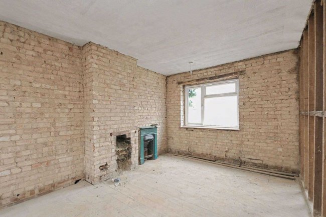 4 London Road, Newport Pagnell, MK16 0AE 6