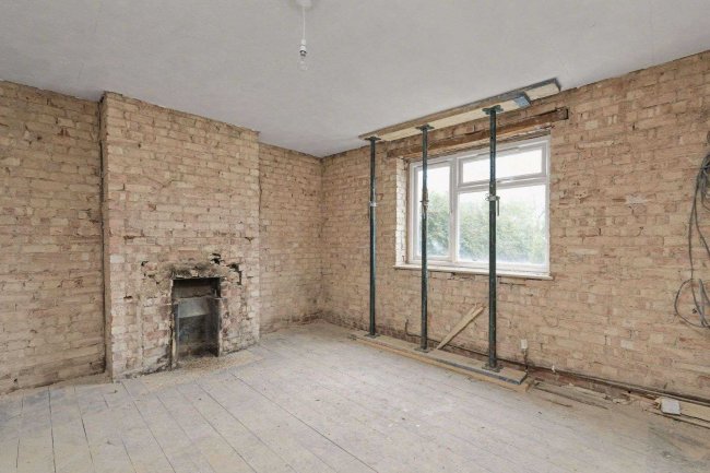 4 London Road, Newport Pagnell, MK16 0AE 6