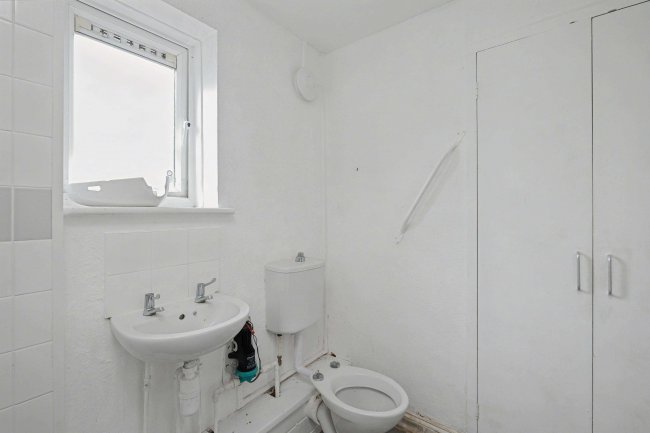 1 Church Lees, Great Linford, Milton Keynes, MK14 5EB 10