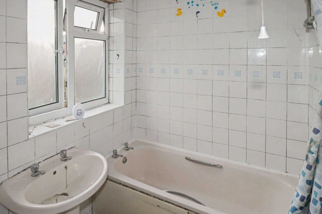 22 Derwent Road, Middleton, Manchester, M24 5LP 7