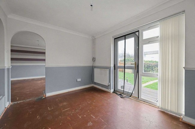 54 Fountains Garth, Bracknell, RG12 7RH 2