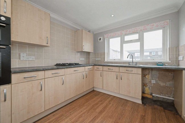 54 Fountains Garth, Bracknell, RG12 7RH 2