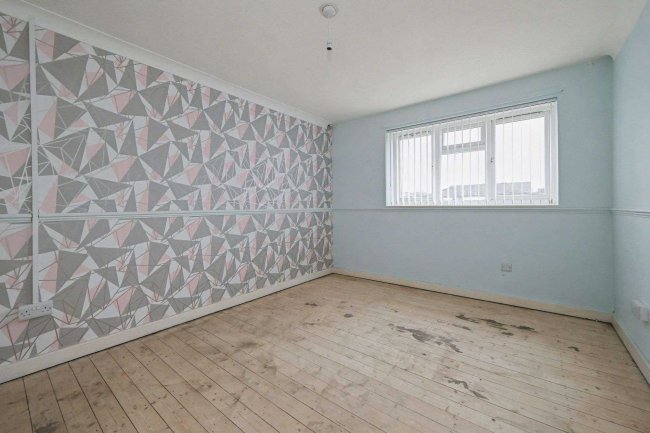 54 Fountains Garth, Bracknell, RG12 7RH 2