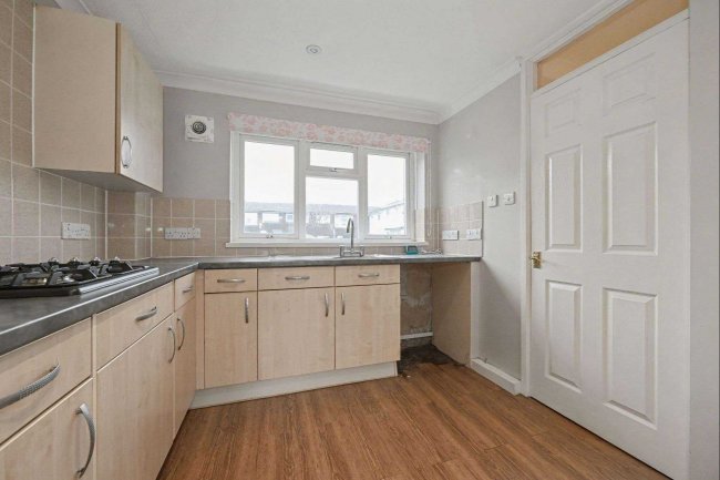 54 Fountains Garth, Bracknell, RG12 7RH 2