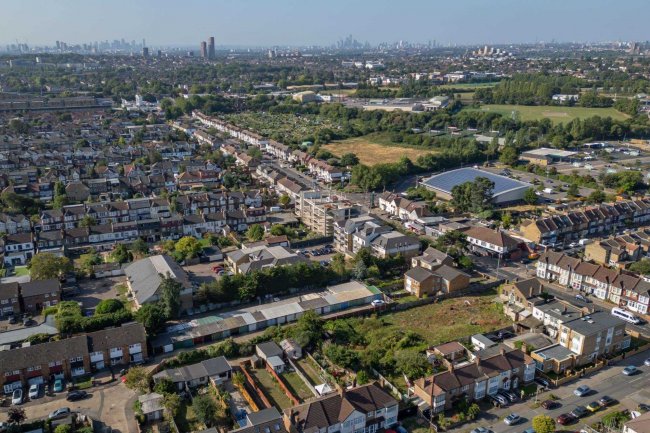 Land and garages rear of 10 Chingford Mount Road, London E4 9AB 1