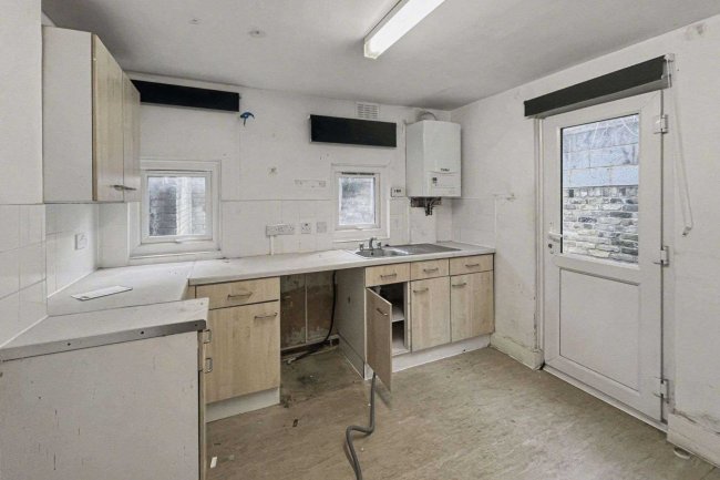 14 Gowrie Road, Battersea, London SW11 5NR 7