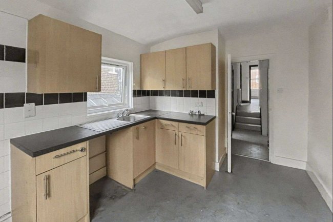 14 Gowrie Road, Battersea, London SW11 5NR 7