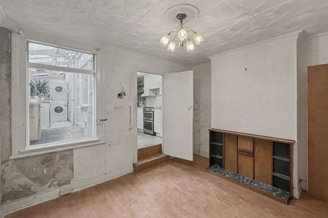 24 Milton Road, Caterham, CR3 5JD 4