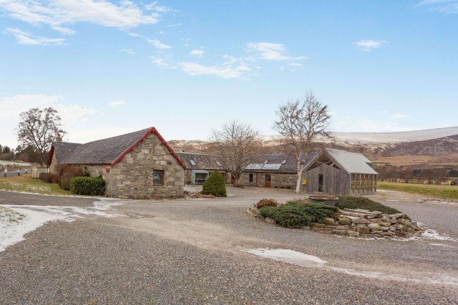 Highland Steading, 
with Cafe and Holiday Accommodation, Laggan Bridge, By Newtonmore, PH20 1BT 2