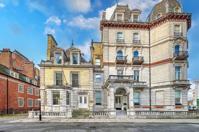 34 Grosvenor Gardens, London SW1W 0DH 6