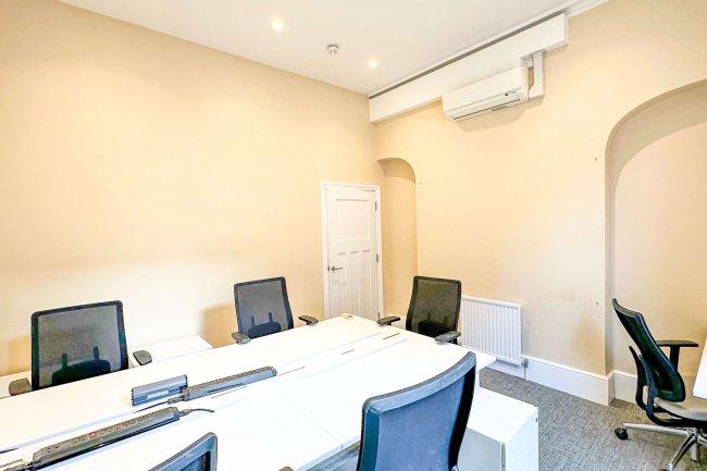 34 Grosvenor Gardens, London SW1W 0DH 6