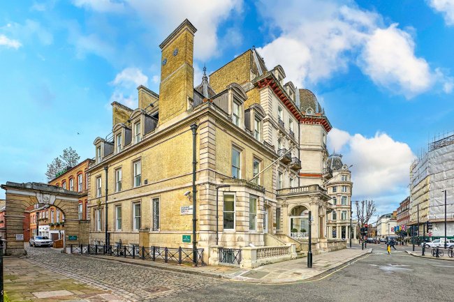 34 Grosvenor Gardens, London SW1W 0DH 6
