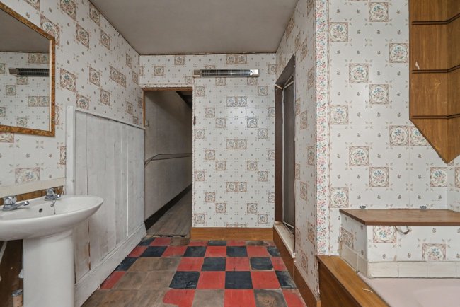 225 Fratton Road, Portsmouth PO1 5HA 2