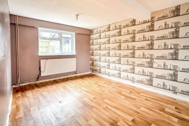 128 Pilgrims Way, Andover, SP10 5HS 2