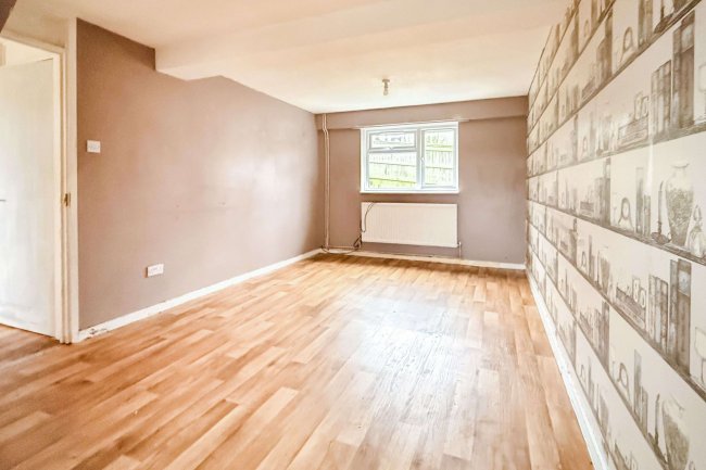 128 Pilgrims Way, Andover, SP10 5HS 2