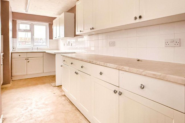 128 Pilgrims Way, Andover, SP10 5HS 2