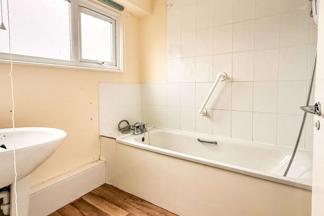 128 Pilgrims Way, Andover, SP10 5HS 2