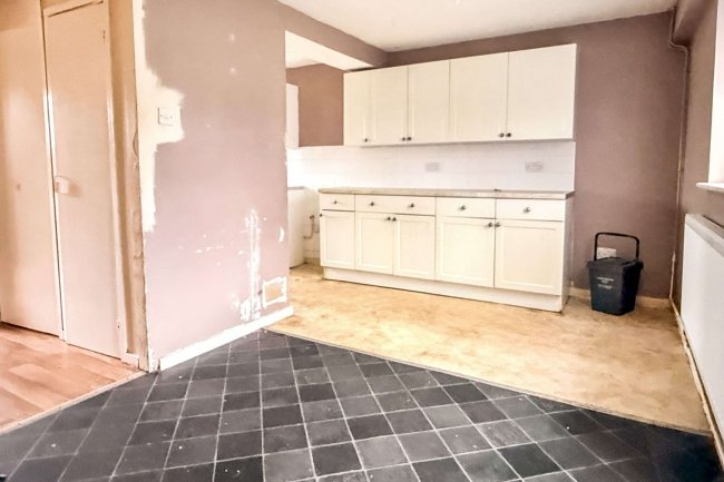 128 Pilgrims Way, Andover, SP10 5HS 2