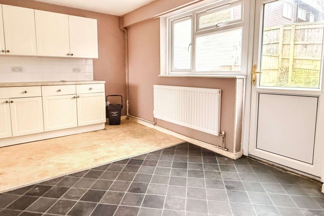 128 Pilgrims Way, Andover, SP10 5HS 2