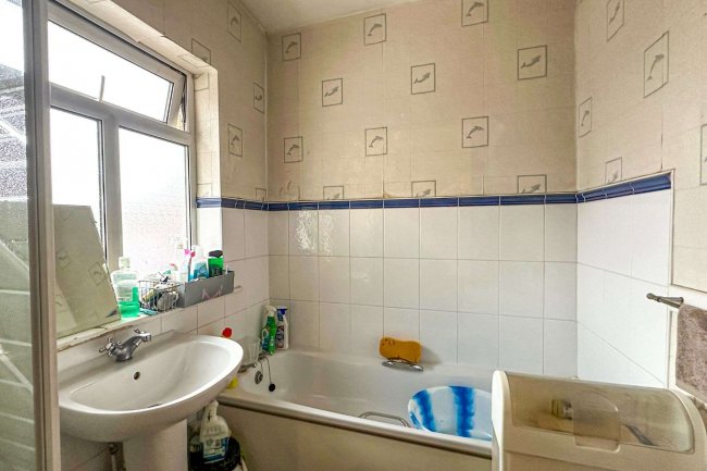 144 Station Road, Beeston, Nottingham, NG9 2AY 3