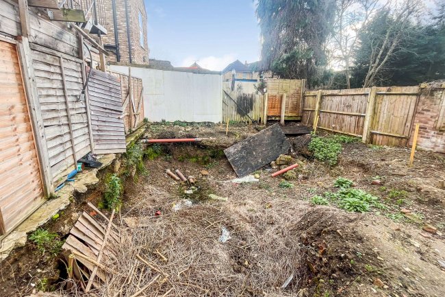 Land on the west side of 75 Park Road, Kingston Upon Thames, KT2 6DE 5