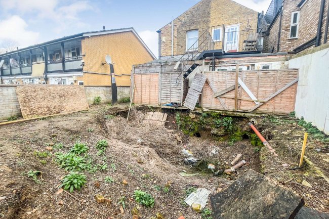 Land on the west side of 75 Park Road, Kingston Upon Thames, KT2 6DE 5