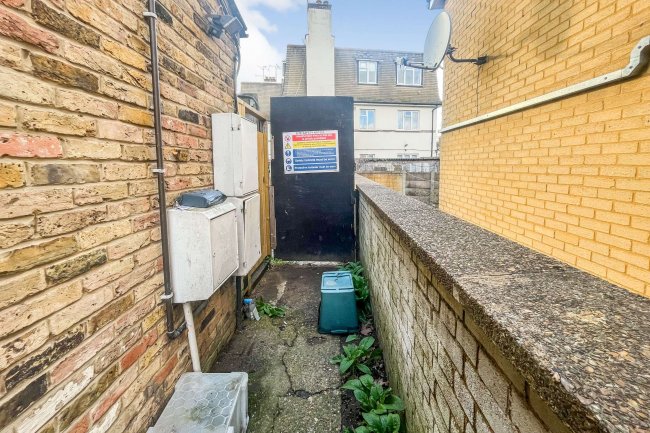 Land on the west side of 75 Park Road, Kingston Upon Thames, KT2 6DE 5