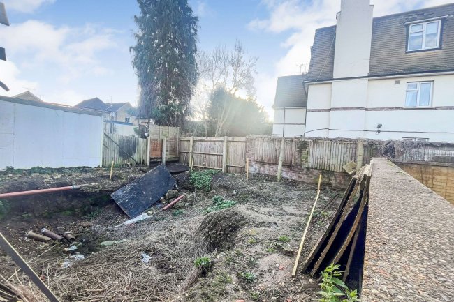 Land on the west side of 75 Park Road, Kingston Upon Thames, KT2 6DE 5