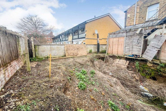Land on the west side of 75 Park Road, Kingston Upon Thames, KT2 6DE 5