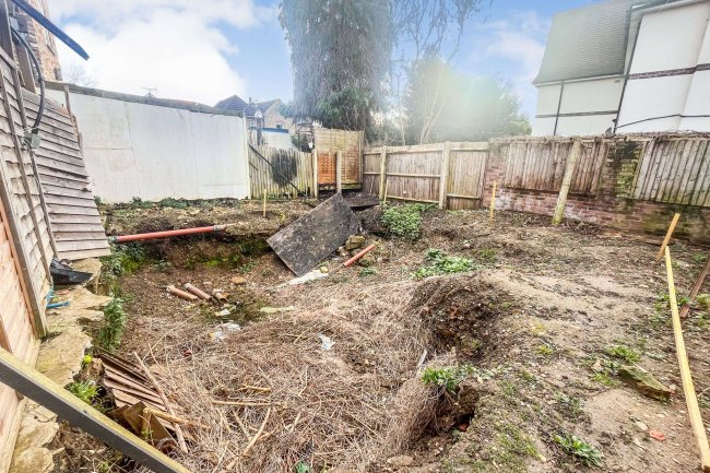 Land on the west side of 75 Park Road, Kingston Upon Thames, KT2 6DE 5