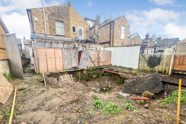 Land on the west side of 75 Park Road, Kingston Upon Thames, KT2 6DE 5