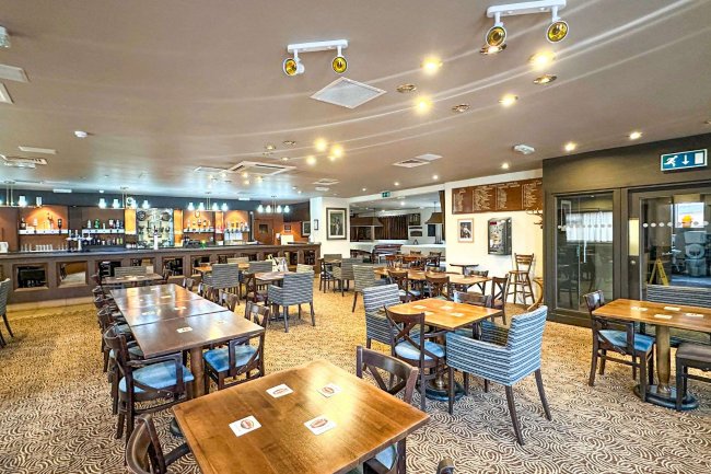 New Beeston Social Club, 146 Station Road, Beeston, Nottingham NG9 2AY 5