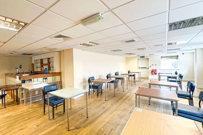 New Beeston Social Club, 146 Station Road, Beeston, Nottingham NG9 2AY 5