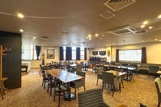 New Beeston Social Club, 146 Station Road, Beeston, Nottingham NG9 2AY 5