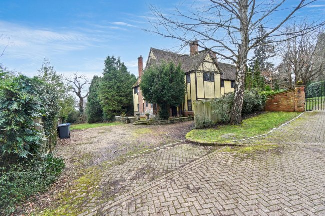 3 Coombe Hill Court, Windsor, Berkshire, SL4 4UL 2