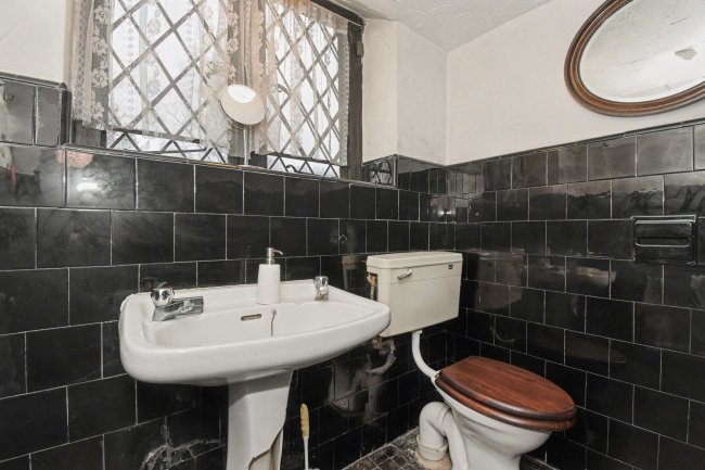 3 Coombe Hill Court, Windsor, Berkshire, SL4 4UL 2