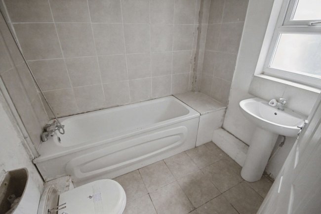 Flat A, 61 Bohemia Road, St. Leonards-on-Sea, TN37 6RG 2