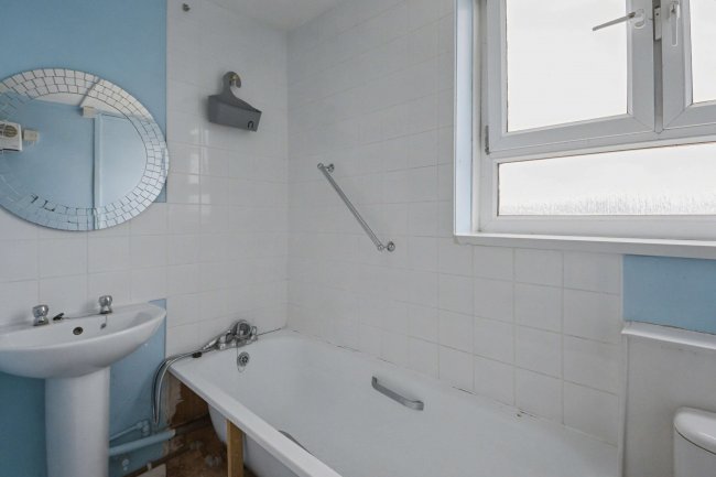 22 Tower Heights, Hoddesdon, Herts, EN11 8UQ 10