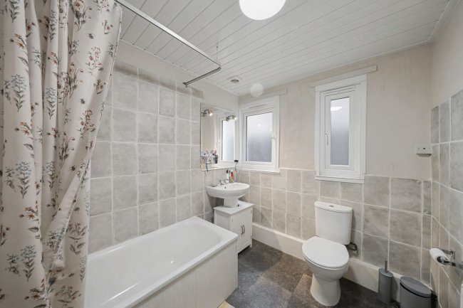 19 Louisville Road, Tooting, London SW17 8RL 4