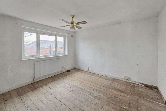 18 Shaftesbury Gardens, Flixton M41 6NP 3
