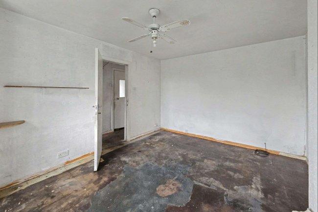 18 Shaftesbury Gardens, Flixton M41 6NP 3