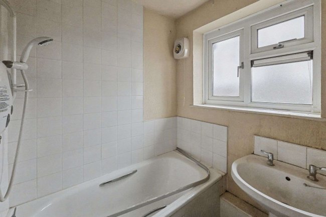 18 Shaftesbury Gardens, Flixton M41 6NP 3