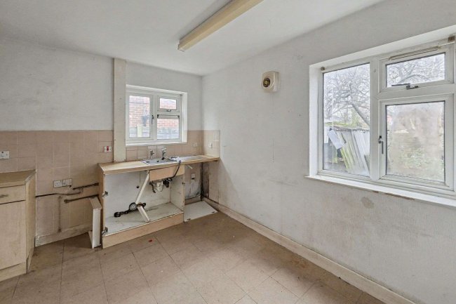 18 Shaftesbury Gardens, Flixton M41 6NP 3