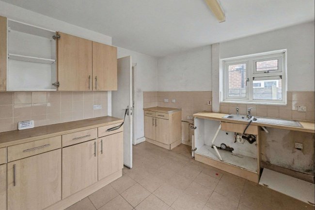 18 Shaftesbury Gardens, Flixton M41 6NP 3