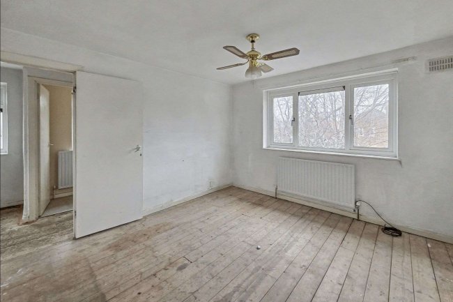 18 Shaftesbury Gardens, Flixton M41 6NP 3