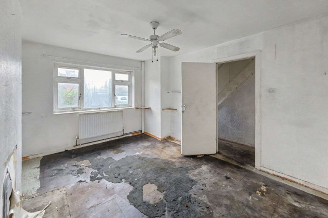 18 Shaftesbury Gardens, Flixton M41 6NP 3